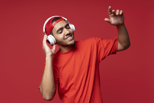 La influencia del inglés en la cultura popular: música, cine y redes sociales
